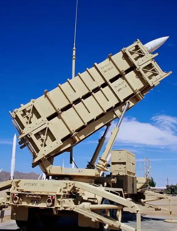 特朗普估计现在很发愁。为啥发愁？因为他手上那笔，卖给台湾的110亿美元武器大单，