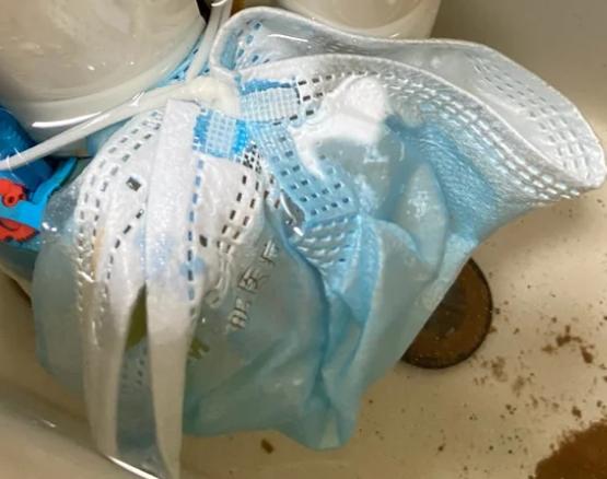 朋友小周上个月来我家上厕所，一打开马桶盖愣住了：“你家的水咋是香的？还有泡沫？”