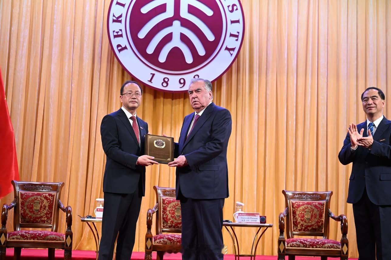🇹🇯🇨🇳塔吉克斯坦总统拉赫蒙到访北大。5月12日下午，北京大学向拉赫蒙授