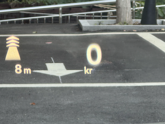 hud内部出现一个像指纹的东西一个人开车，没人动过这地方。不在hud外部，擦不