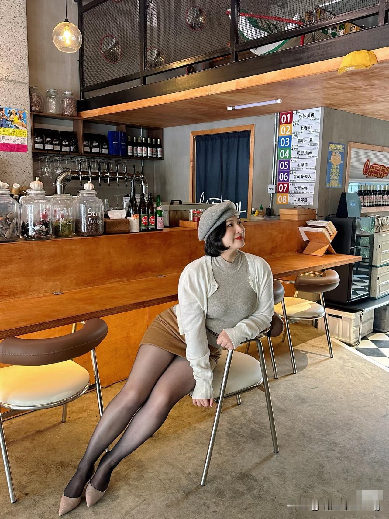 复古风咖啡馆，优雅女士享受时光美女咖啡馆复古风格咖啡馆复古咖啡馆咖啡馆复古