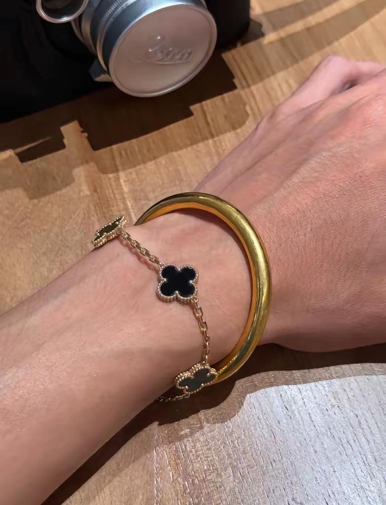 一觉睡醒，发现金价已经跌失控了，3月22日，一只66克金镯子，轻轻松松8万