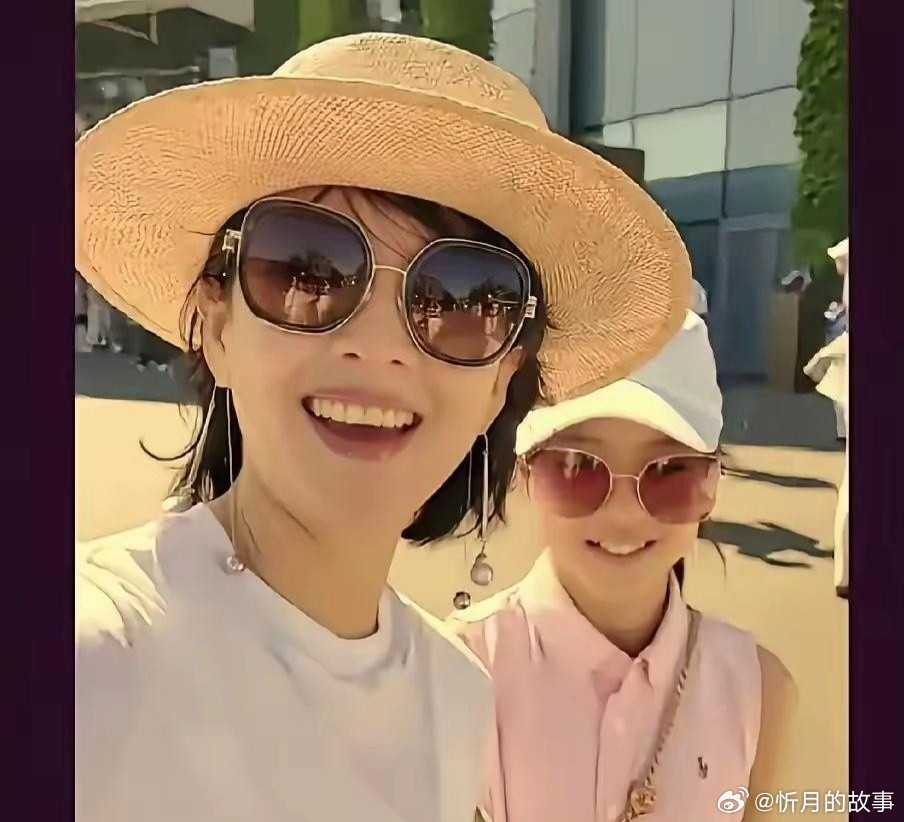 47岁的章子怡带着2个孩子去英国旅游，没想到，私下状况曝光，和网友想的完全不一样