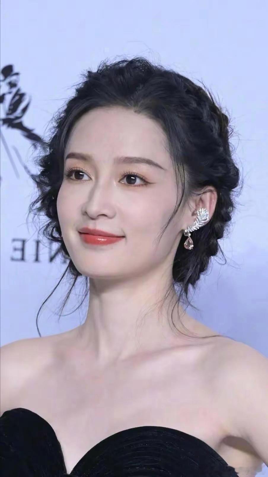 李沁也有小胡子，小胡子成了魅力加分项，反而增添了独特韵味。​​​