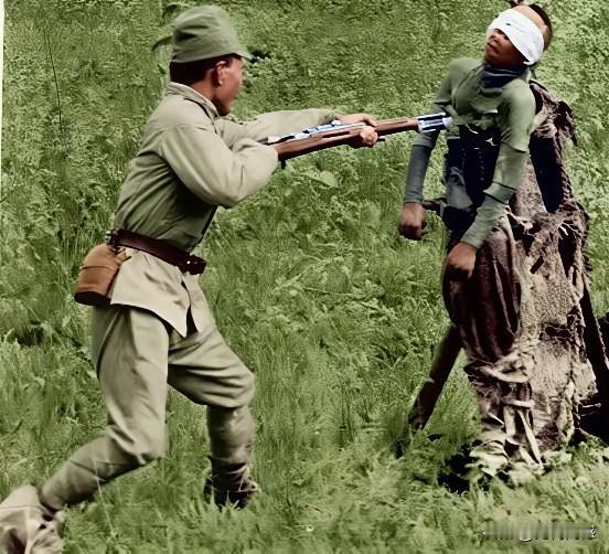 日本鬼子拿活人当靶子练刺刀，这在它们侵略我们的时候，是普遍而经常练习的项目，惨死