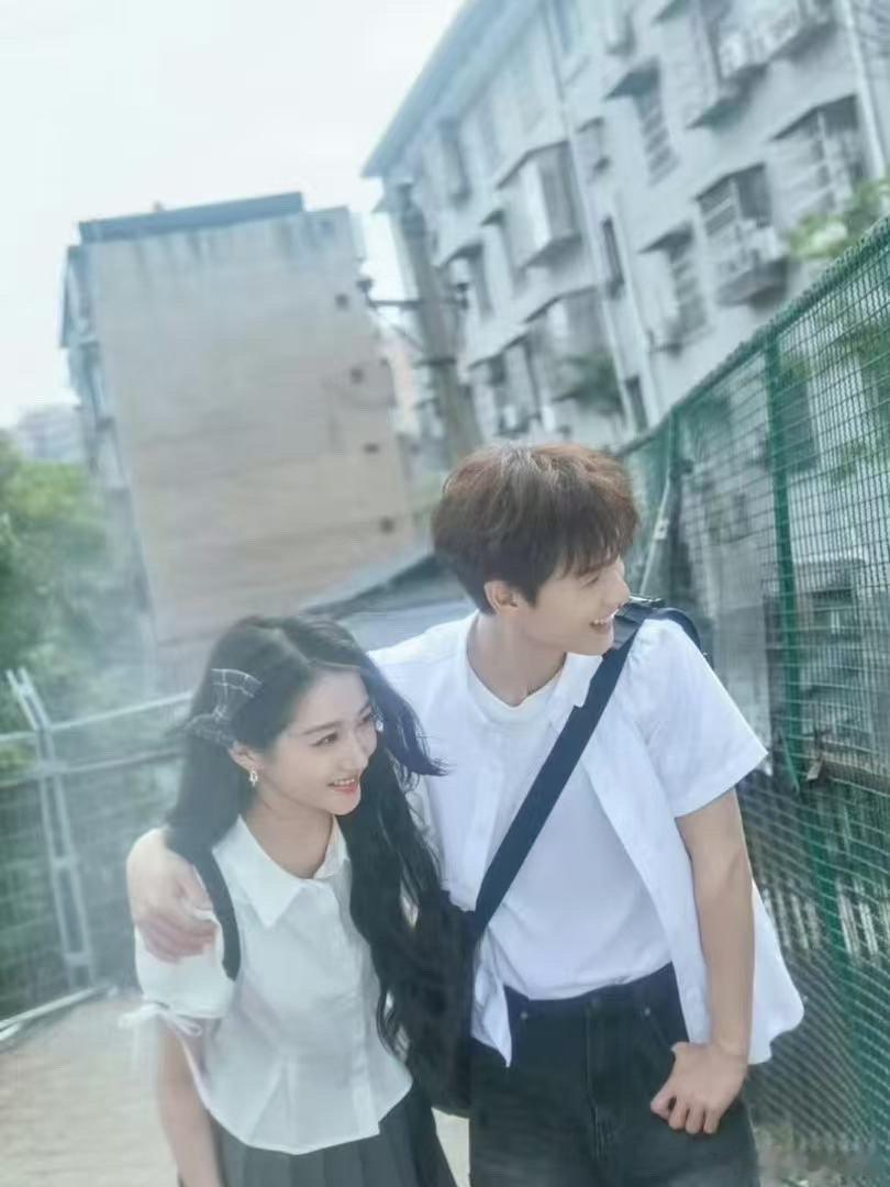 李昀锐冰箱吻李昀锐新剧谈上初恋就这样李昀锐演活了邢武的少年气，冰箱前的试探与隐忍