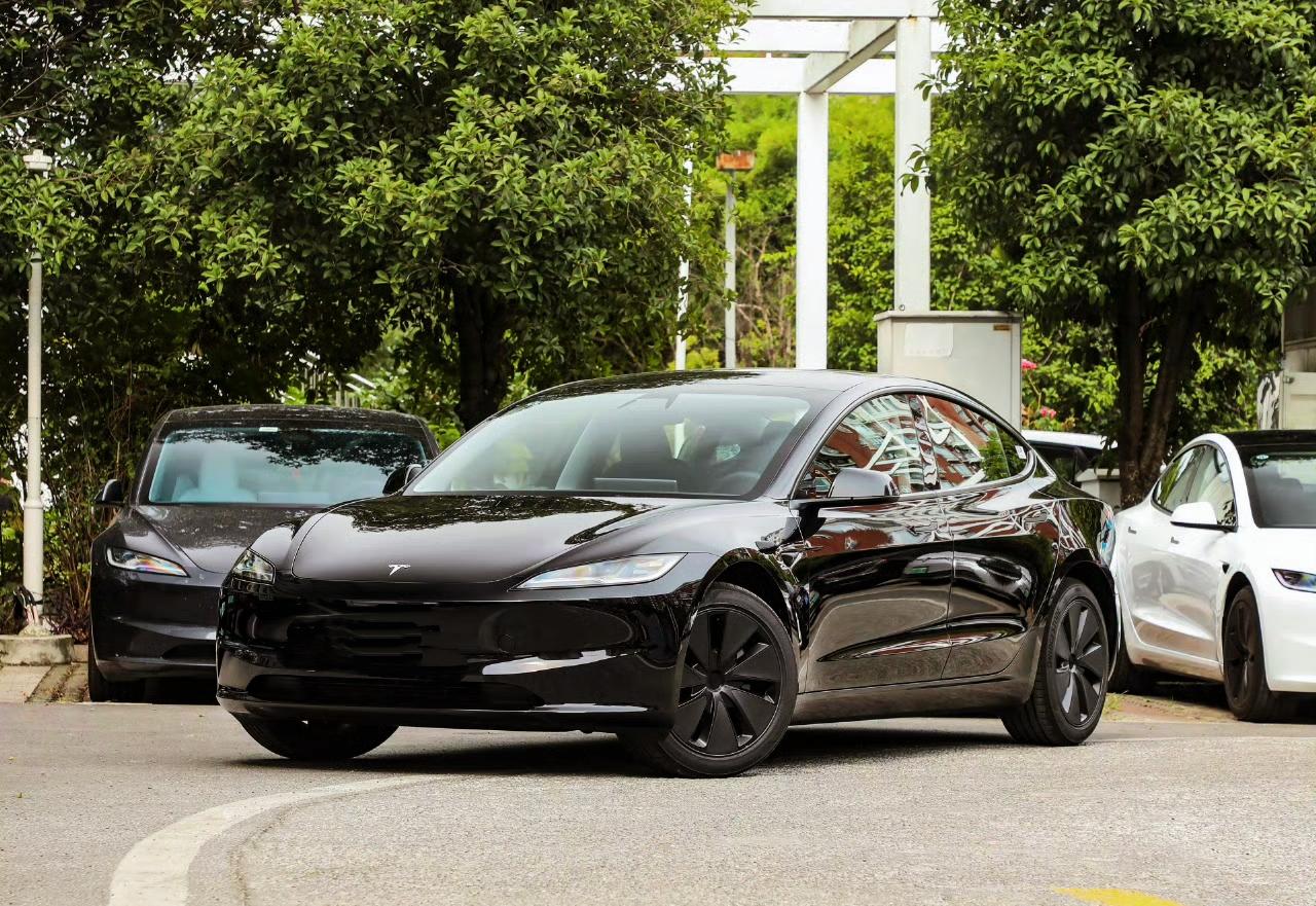 新款特斯拉Model3上市，23.55万元起售。新增前包围的摄像头前后车标