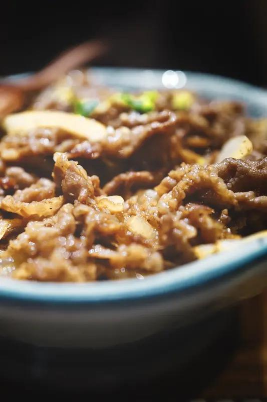 “牛马饭”集体涨价，打工人吃饭成本又上去了打工人常吃的平价快餐，最近迎来一轮