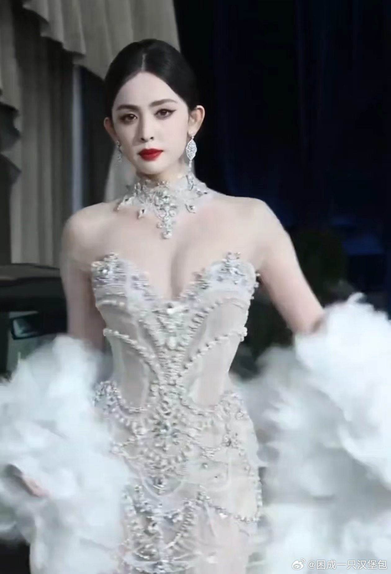 娜扎白月光礼服本来以为已经见识过娜扎的美，这套白礼服又刷新认知，柔和的色调衬得她