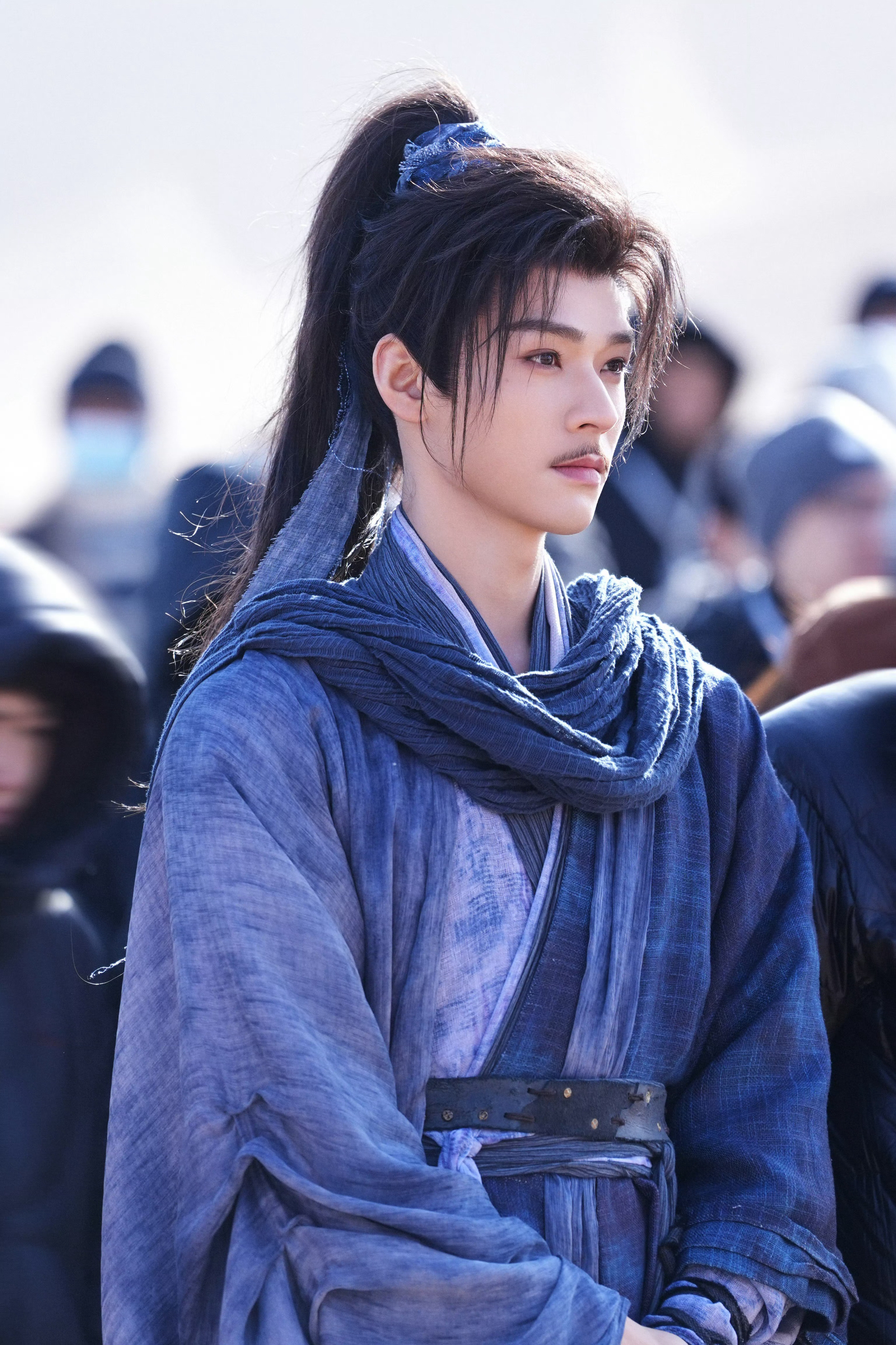 胡子显假的原因，面部其他地方磨的太光滑白嫩，导致胡子格格不入