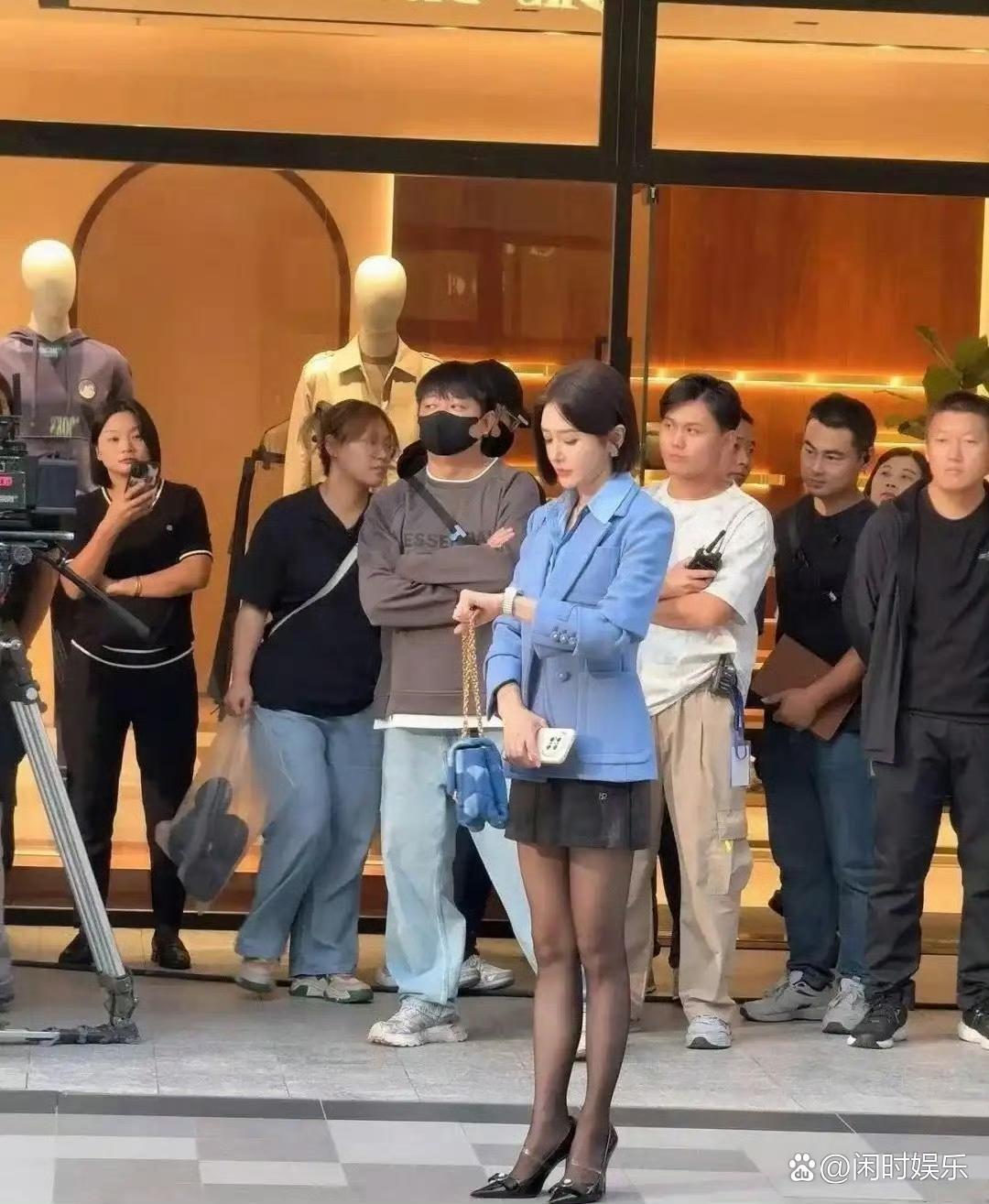 秦岚的美是实打实的美，路人镜头下的她美的很突出