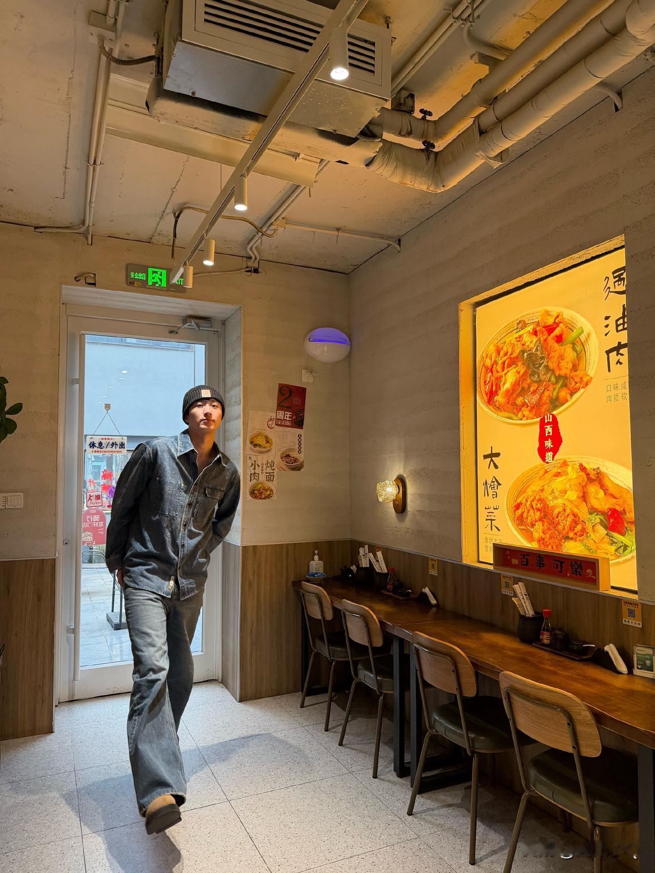 面店老板要哭了，王凯沐这大高个都快顶上门框了，回头老板就要换扇门。