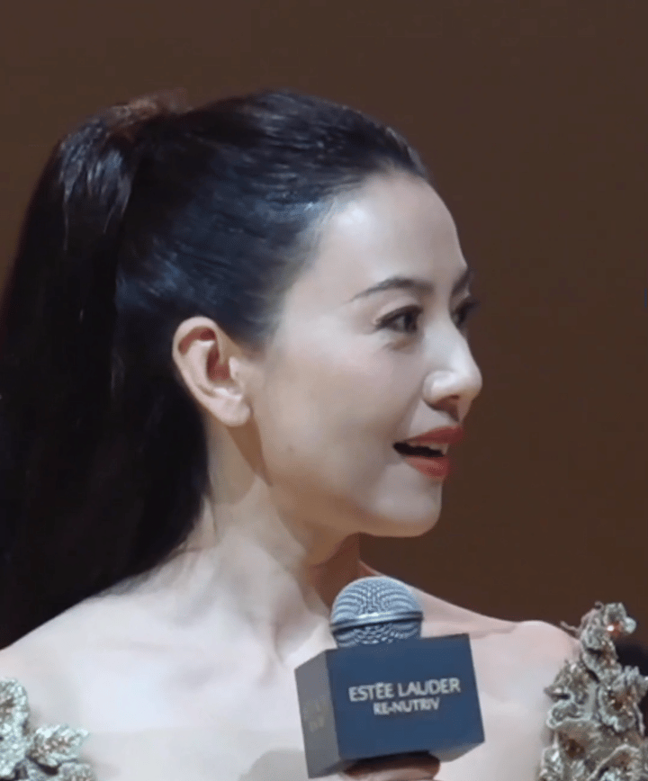 有一说一不碰医美的高圆圆确实让人佩服！这又是多少男人的青春逝去高圆圆最新状