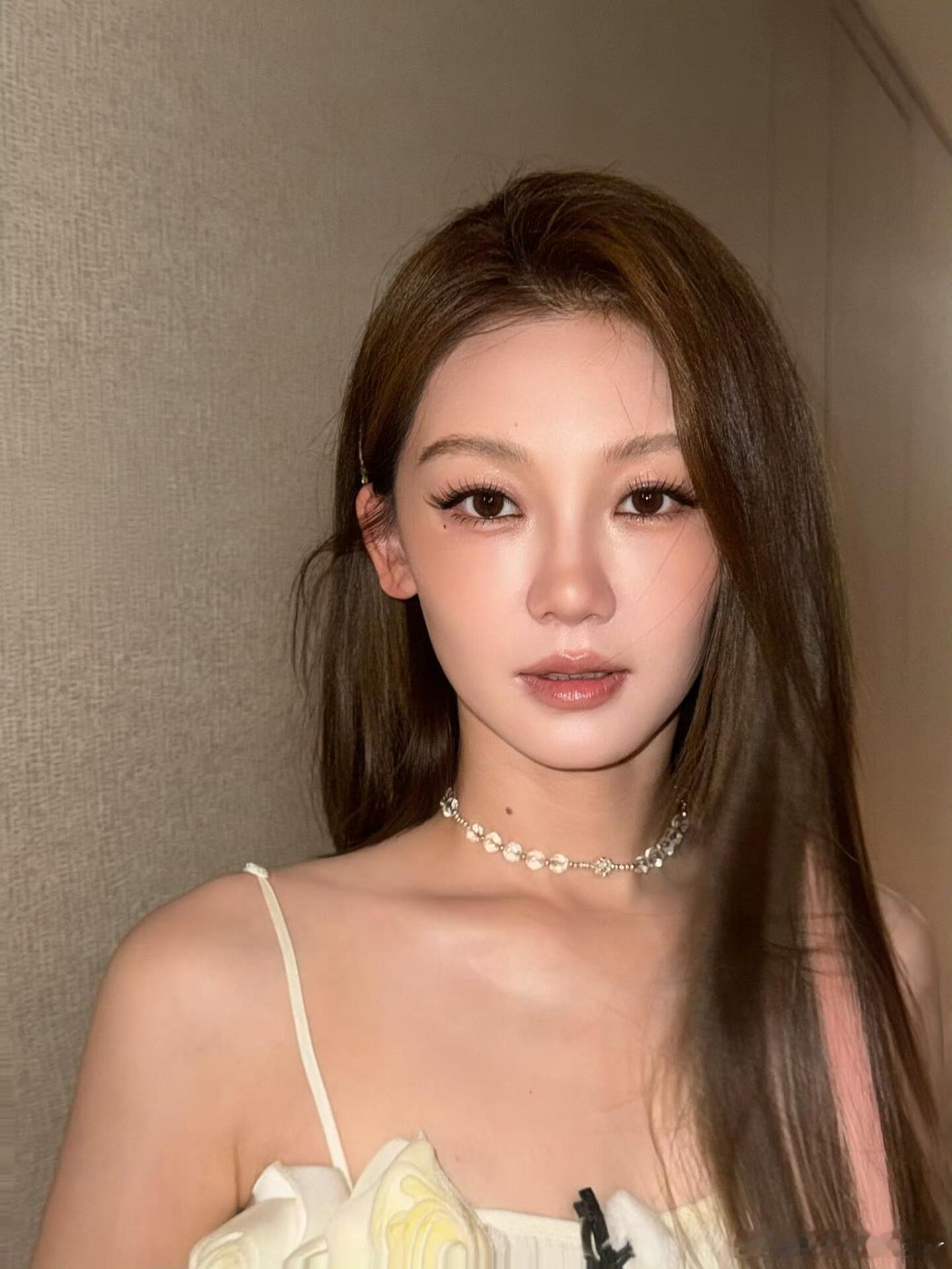 差点没认出苗苗差点没认出苗苗😱😱😱omo这竟然是苗苗吗！？这组图真的美我一