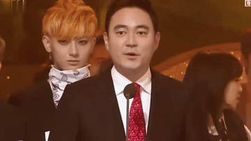 黄子韬还有这样魅惑的时候？好久远的感觉，脸这么小的吗？甚至比旁边宋茜的脸还小？不