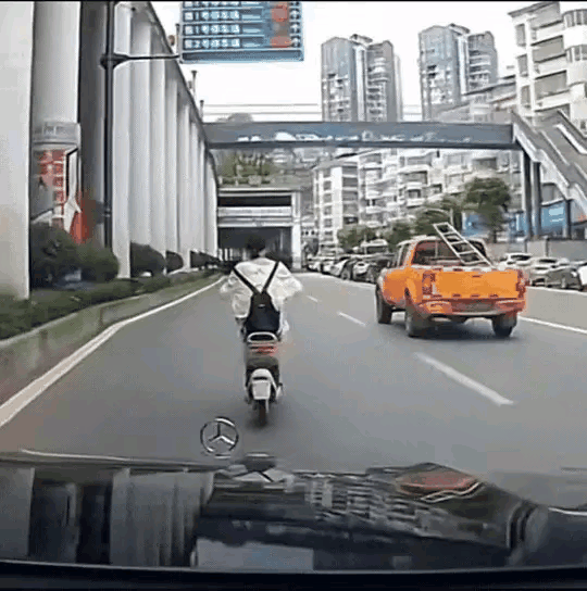 为什么非机动车不要上机动车道，这就是原因。到底是谁给她的勇气，梁静茹吗？