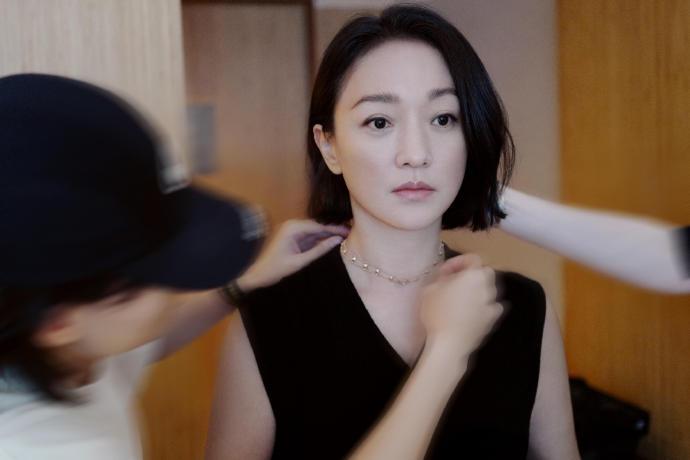 今天周迅在出席香奈儿的时尚活动的时候搭配的非常有气质，看上去很有迷人。周迅穿