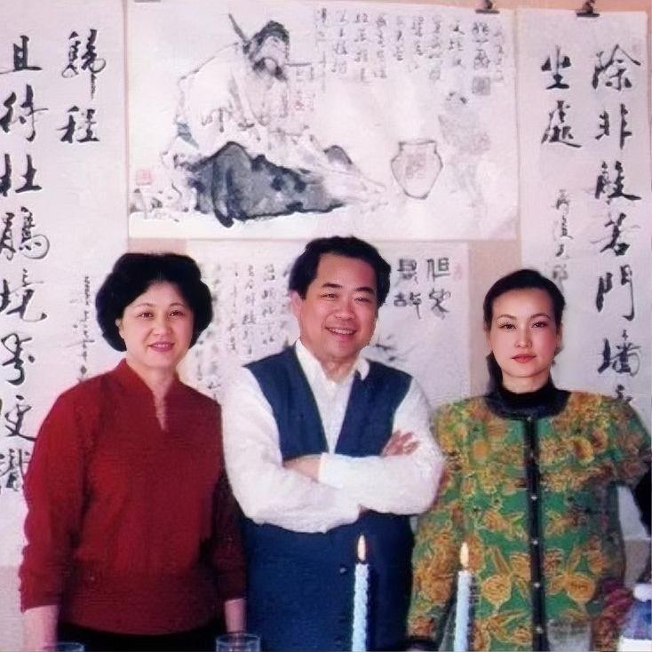 1993年，范曾和妻子楠莉、著名演员刘晓庆，一张罕见的合影，照片中的楠莉看起来非