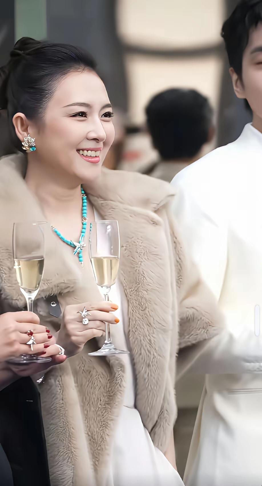 章子怡最近露面，不少人说“差点没认不出”——脸是有点圆润了，眼神却比以前更稳、更