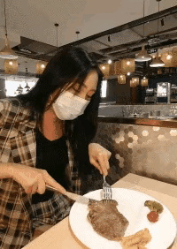 这位美女，请你淑女一点，看把小伙给吓得