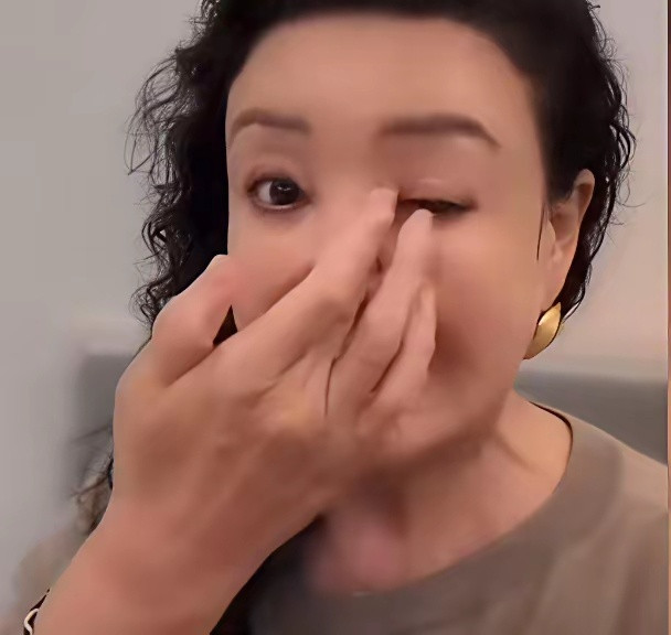 张兰直播聊到孙子，突然就哭了。她说了个细节，听得人心都揪起来了。小孙子晚上睡觉，