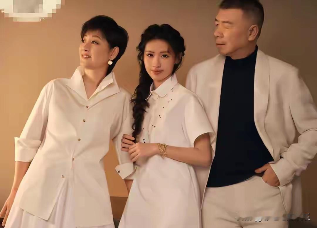 冯小刚徐帆徐朵拍全家福，母女俩关系微妙，我没有看见母女情深，只看见母女关系微妙，