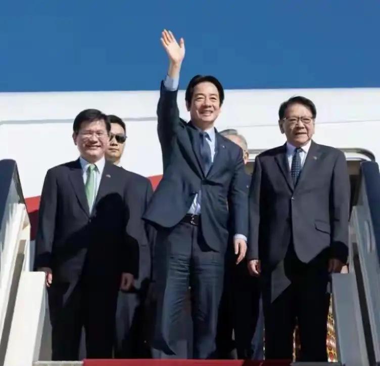 他来了！他来了！他坐着飞机回来了！去的时候，他不要脸！没尊严！回的时候，他不