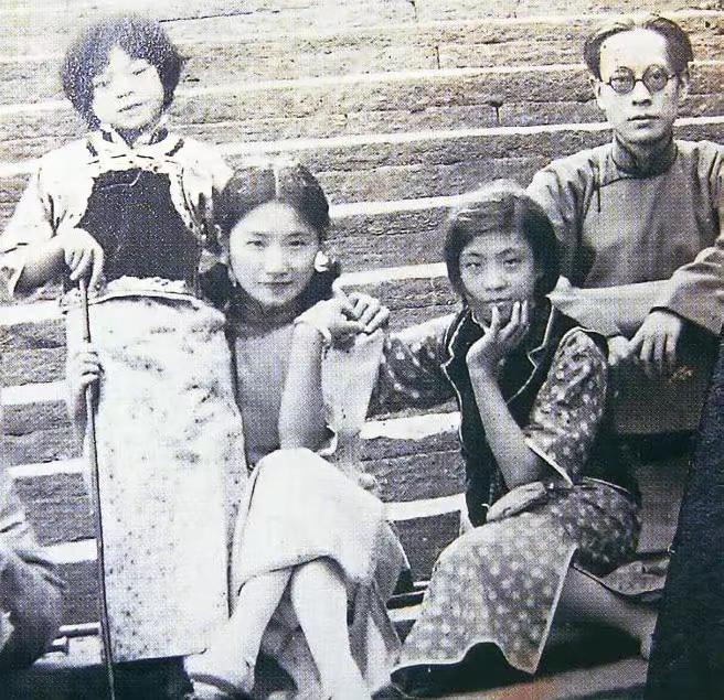 这是陆小曼和翁瑞午的真实合影，都看看吧，一位跟古画上走出来的人似的，眼如水杏、眉