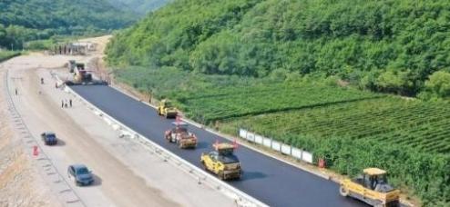 为什么高速公路不用水泥，而用沥青？一位55岁的包工头表示，大部分人不知道，一吨水
