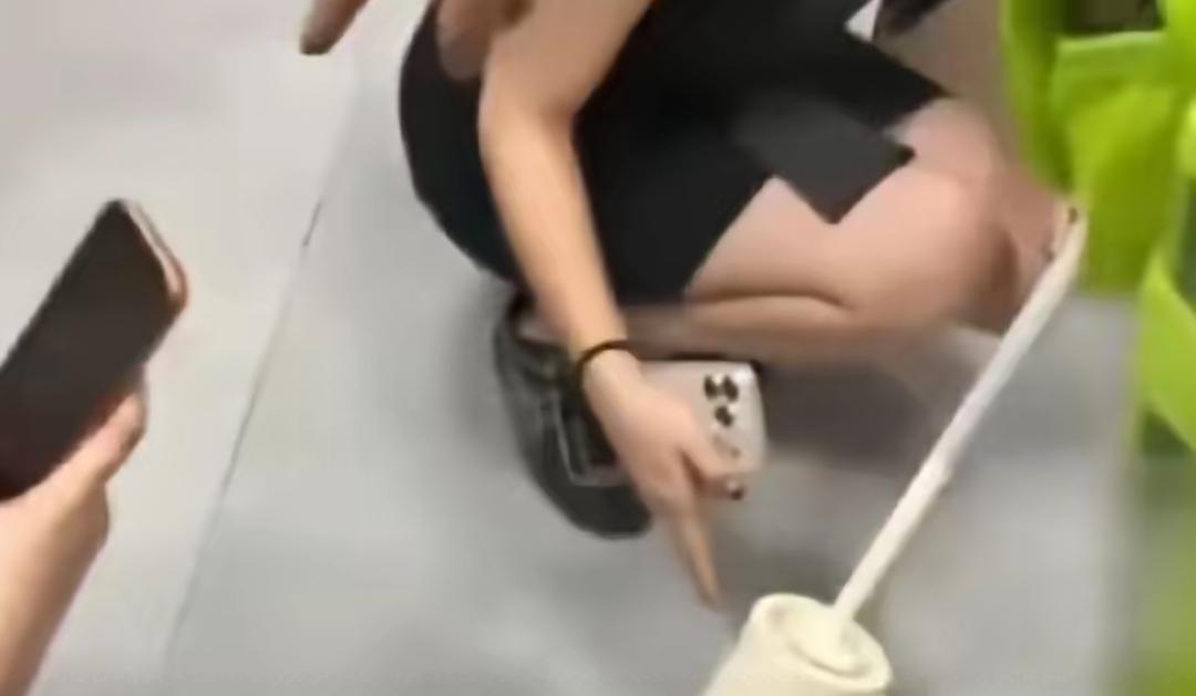 男女合伙在公厕装偷拍设备这件事，看完真的让人后背发凉，更让人难以接受的是还有女生
