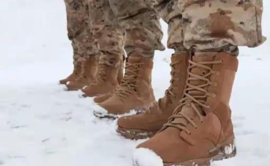 你知道解放军最卷的装备是啥吗？不是枪，也不是夜视仪，而是一双作战靴。千万别小看这
