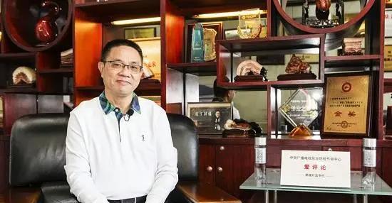 “我要给全村每户人家都建一套别墅！”2014年，广东一位农村小伙放出豪言。几年后