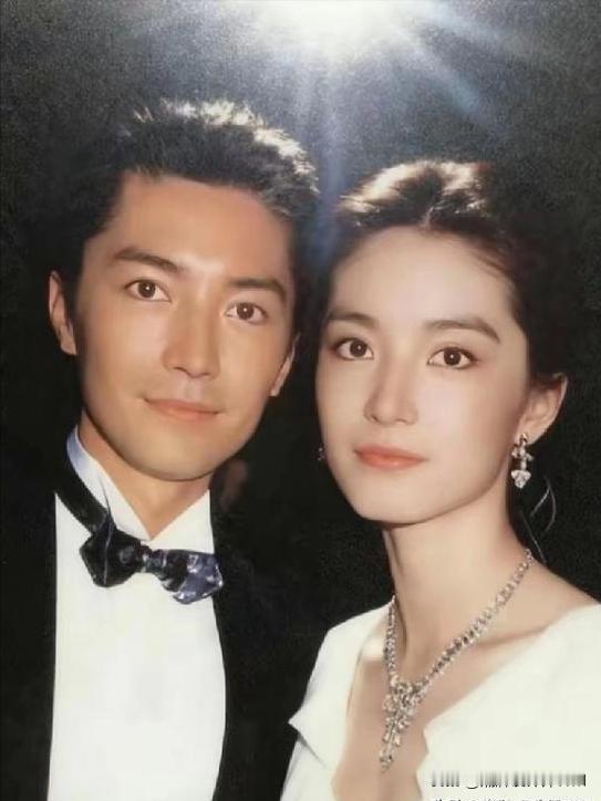 林青霞与尊龙年轻时合影，二人不仅郎才女貌还都自带贵气，堪称绝配！可没想到，颜值巅
