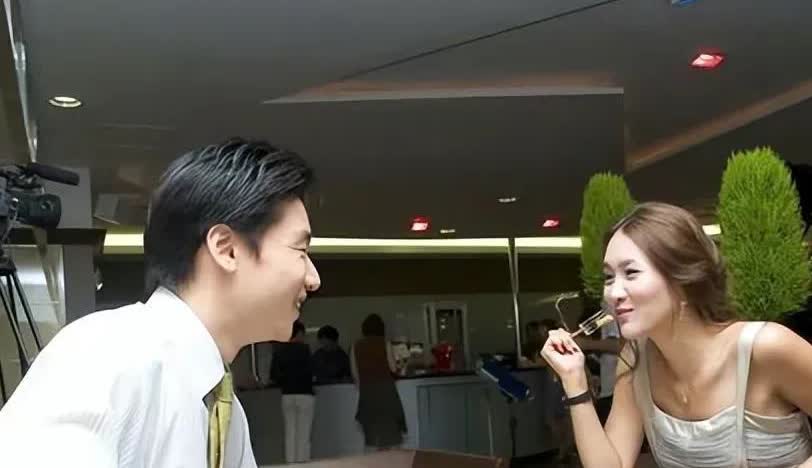 “这人也能找到老婆？”浙江义乌，一男子去相亲，女子为避免尴尬和闺蜜一起来了，花了