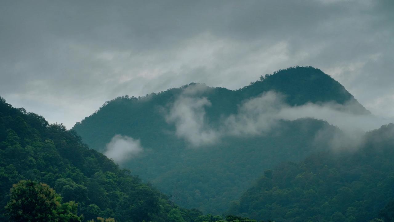 湖北一家三口自驾四川深山，借宿独居老人家中吃住五天，临走结账。男人把钱包里的现金