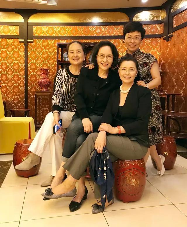 这张照片，我认出了三位老戏骨：C位皓齿青蛾、神清骨秀的宋晓英；左边穿斑马纹上衣