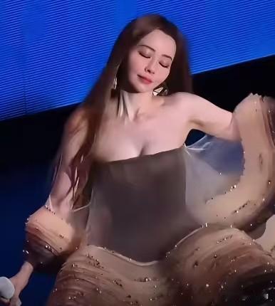 爆红20年的张靓颖，为什么没人愿意娶她？真相很现实张靓颖从草根歌手逆袭成华语
