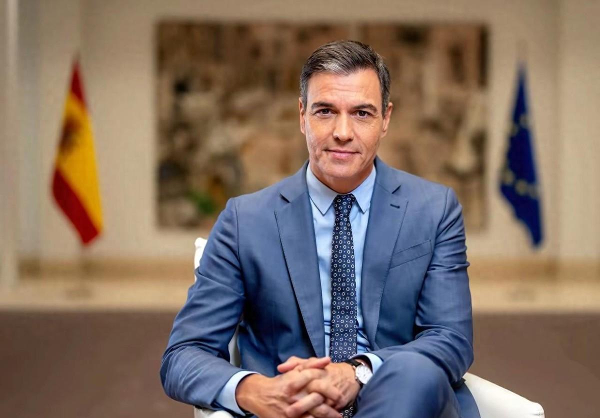 4月14日，西班牙首相桑切斯从北京起飞，专机还没落地马德里，他就在万米高空做了一