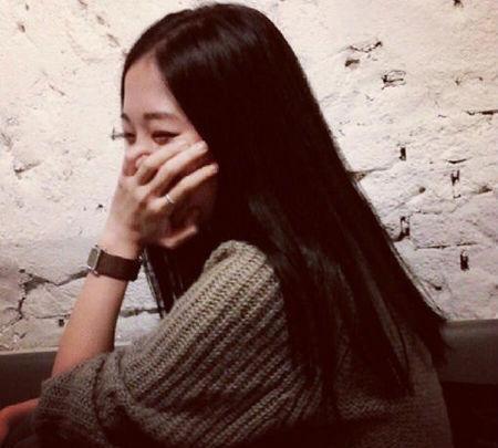 云南大学外语系的女生，早年跟外教结婚去了美国，后来加入了美国国籍。现在她和美国老