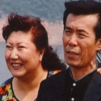 🐒1997年，何庆魁妻子张艳茹哭着对“第三者”高秀敏说：“秀敏，老何已经跟你这