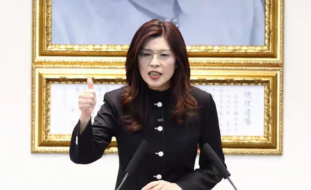 一个清楚知道自己2028民调只有4.3%的党主席，为什么死守着位子不放手？郑丽文