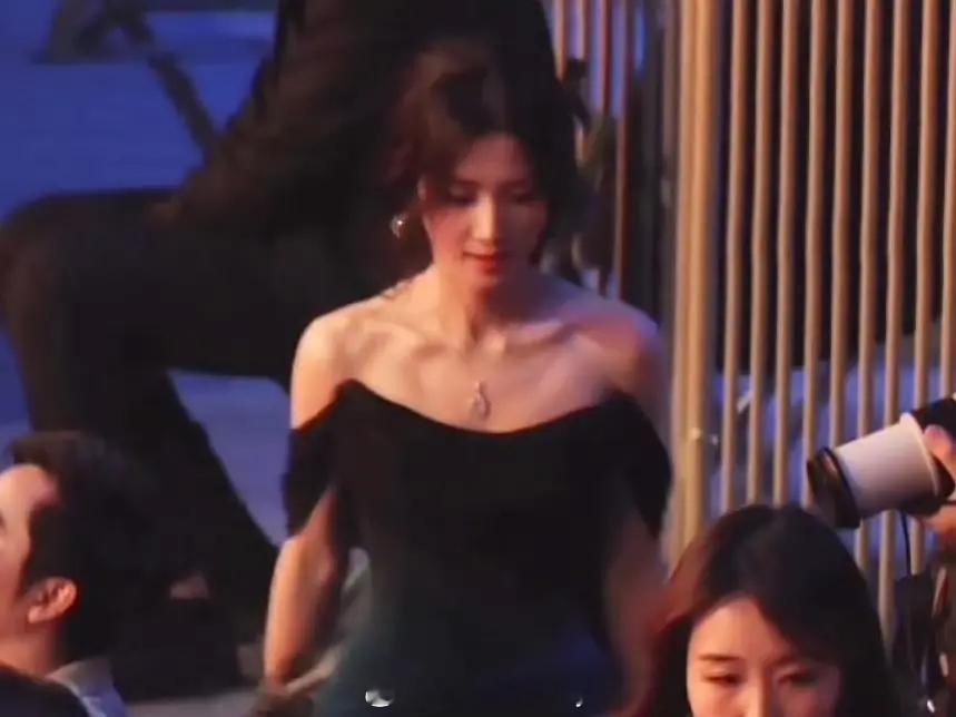 这个卢昱晓好努力的吧，说瘦就瘦了，肩颈线条好好看微博之夜生图美得不像话