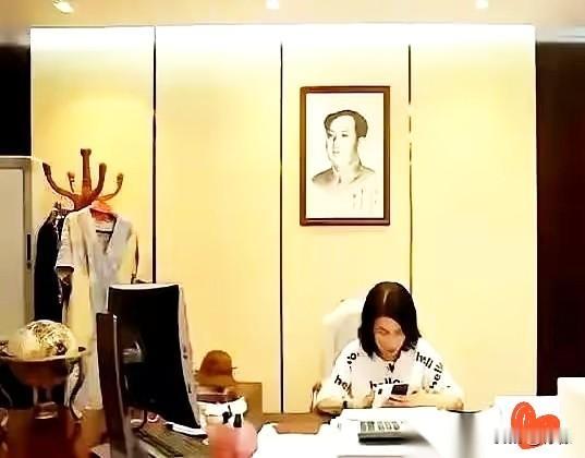 刷到一张董明珠办公室的照片，我愣了半天。墙上挂的，不是什么“天道酬勤”的励志标