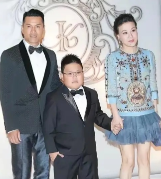 吕良伟真是帅，从年轻一直帅到老，70岁了还如此的年轻帅气。身材一点都没变样，高大