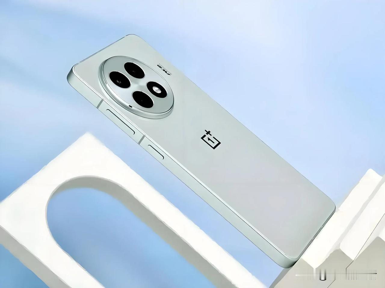 曝一加Ace6系列将配备7800mAh±新硅电池今日，据知名数码博主“数码闲