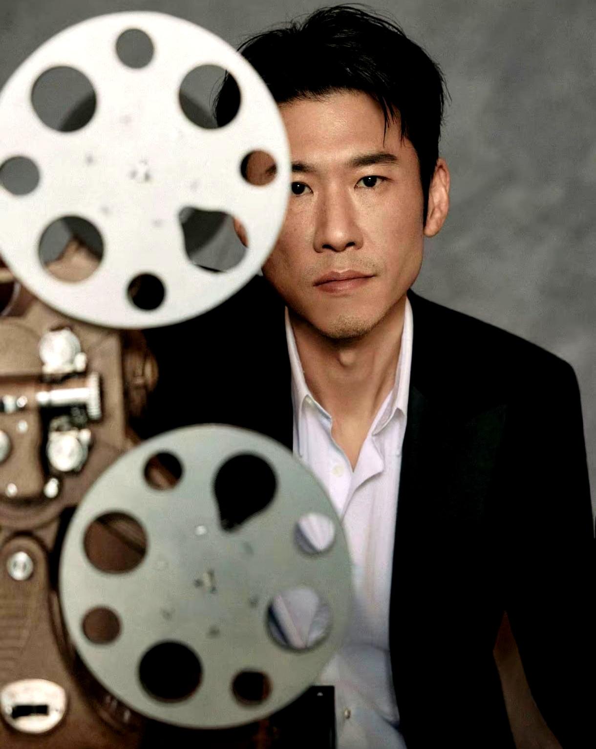 王骁亲口认了：我确实是“关系户”，但关系只能敲门，演技才能住下。亲妈是影