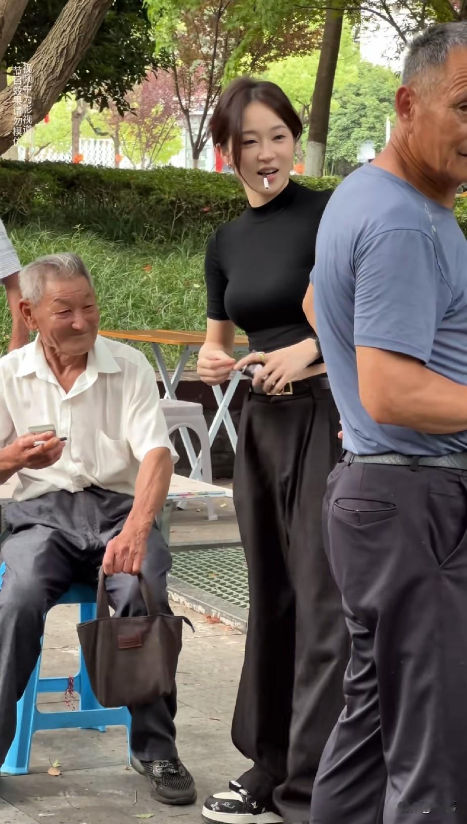 能抽到美女发的烟，大爷心里别提有多开心啦[赞][赞][赞]