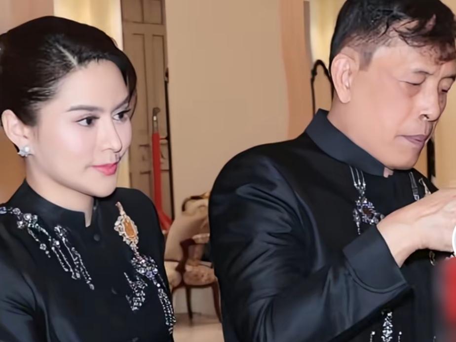 泰王以前和诗尼娜贵妃穿情侣装，现在又和欧拉弄小主穿情侣装，苏提达王后专注提升自己