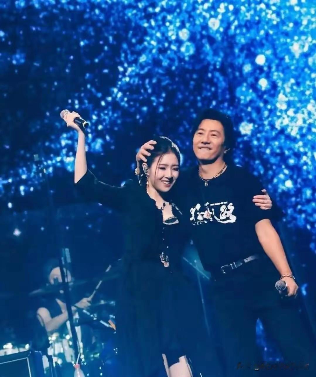 郑钧带女儿开演唱会，这女儿郑楚怡也太漂亮了，一看就不是刘芸的女儿，郑钧这个漂亮的
