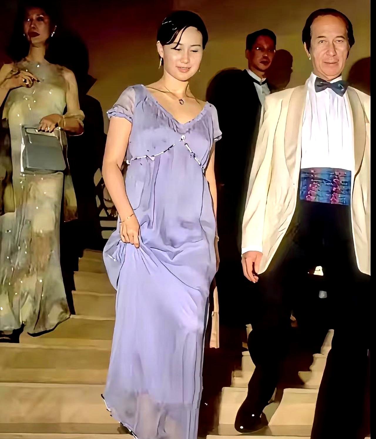 何超琼当年不顾已婚身份，坚持为陈百强扶灵，还抱着陈妈妈痛哭。两人早年关系